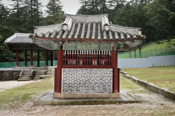 광릉의 비각 배면